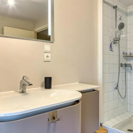 2 Bedroom Awesome In Feriehus Hauteville-sur-Mer
