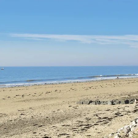 2 Bedroom Awesome In Hauteville-sur-Mer
